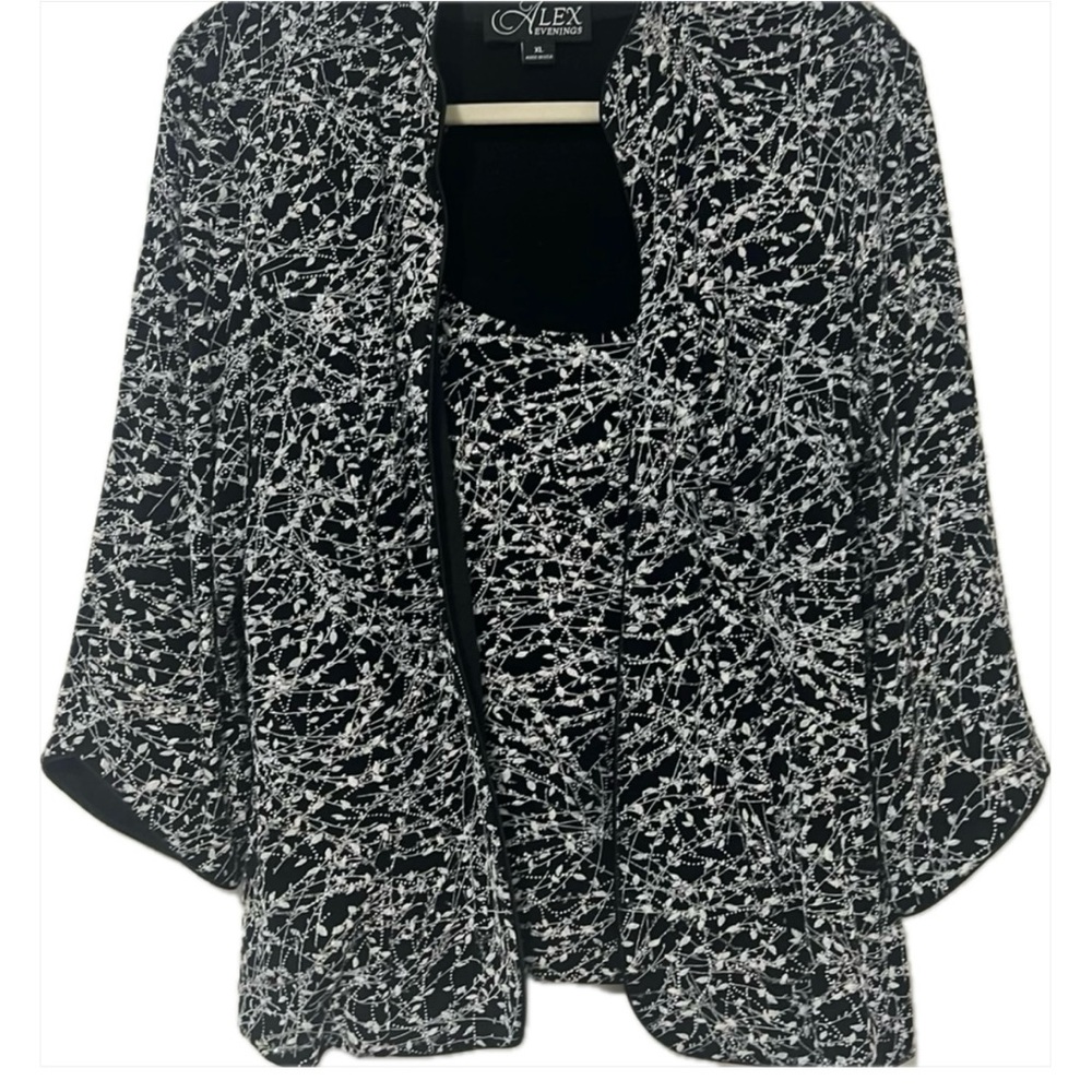 A tea top with a little bolero perfect per evening just over cool black pants